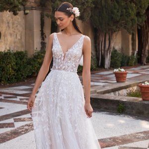Unaltered Pronovias Elara Wedding Dress